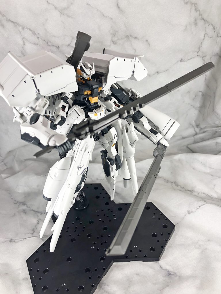 デモリッションナイフ二刀流。本体サイズがアレなので普通のロングソード程度の長さに見える。