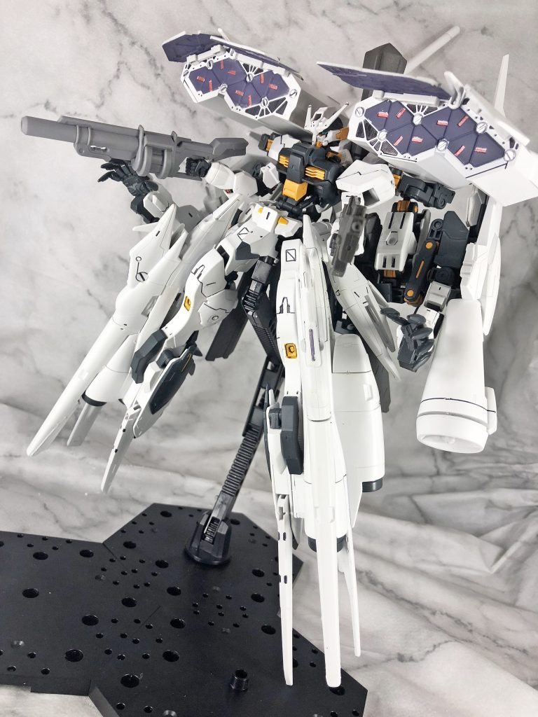 一斉射撃的なの。実は大型アームはガンダム側の手で保持してないとプランプランなので後腰の武器ハンガーの固定用のパーツに括り付けてある。また、可動部は残してあるので肘は普通に曲がる。