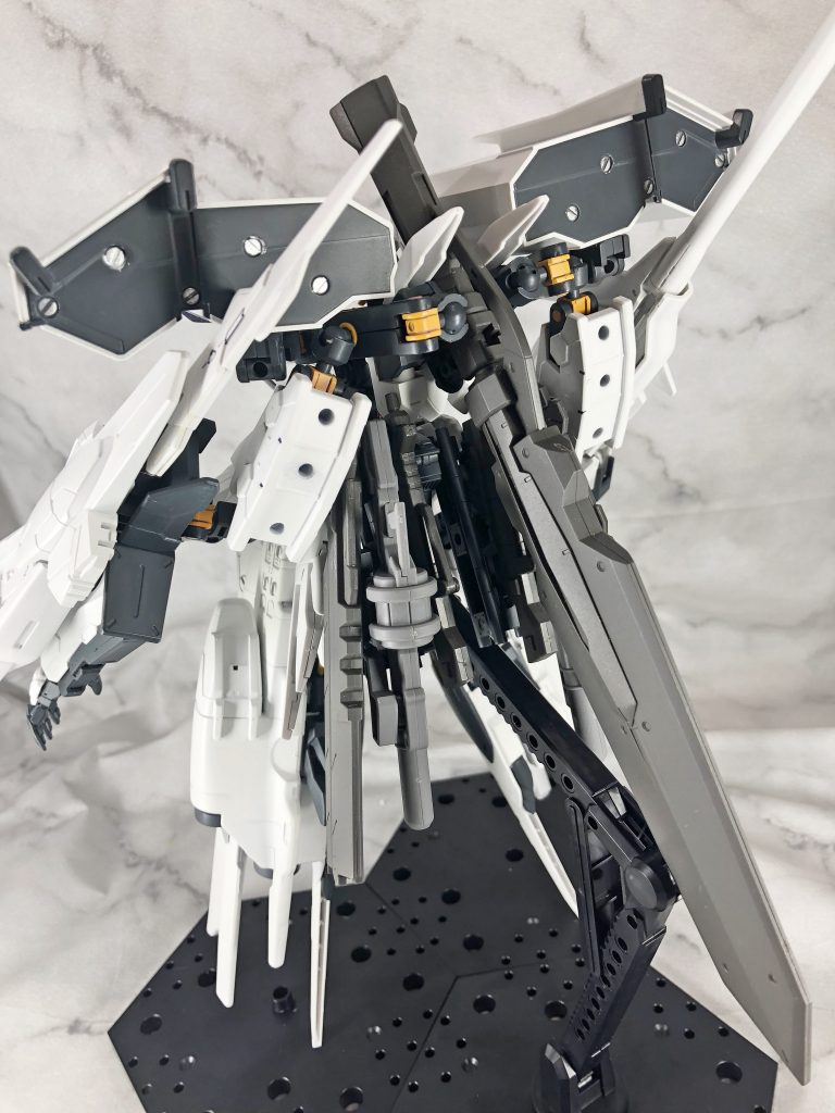 背面。もちろん自立はできない…ように見えるがバランス取れるよう態勢を整えれば何とか立てたりする。手持ち用の武装は大体背面にねじ込んである。