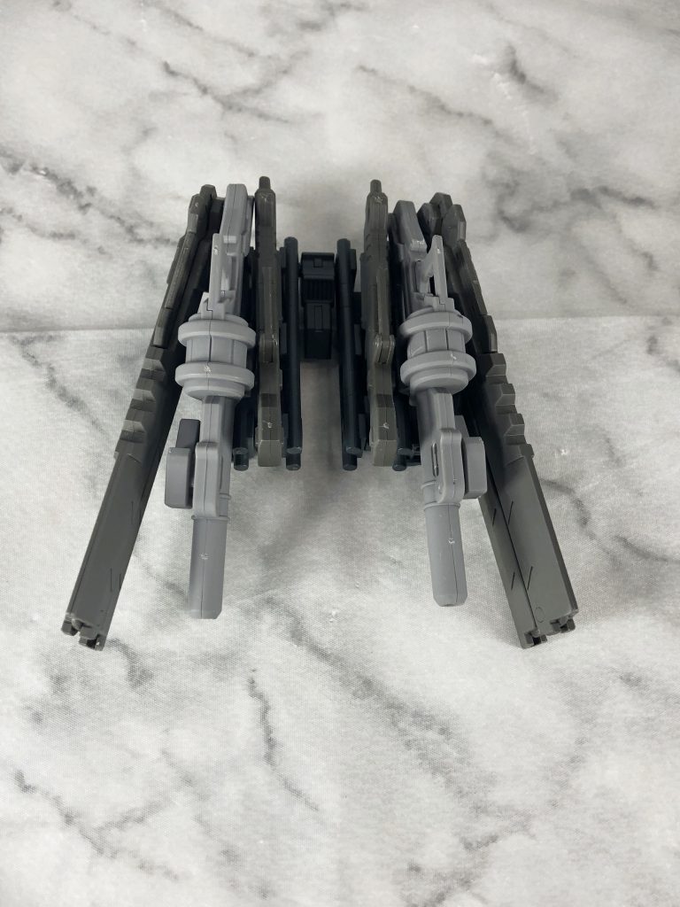 後腰の武器ハンガー。手持ち武器が一纏めに。3mmピン1本で取り付けられるので他のガンプラにも流用できそうな感じ。