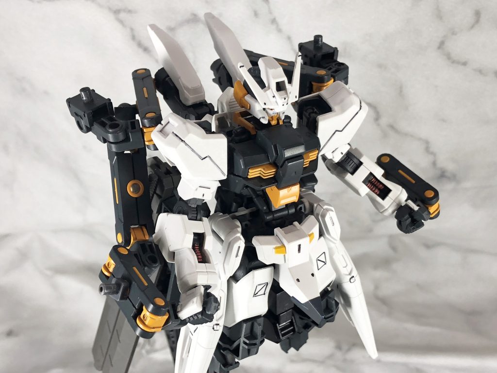 上記の正面図。脚部は塗装の際に面倒なので装甲ごとフレームから外せるように