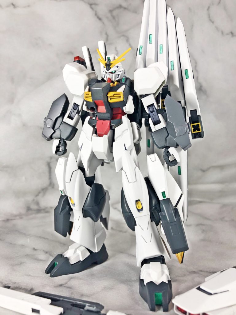 正面。主にコアガンダムにフェイクニューアーマーを着せつつトリスタンを切り貼りしながら作成。