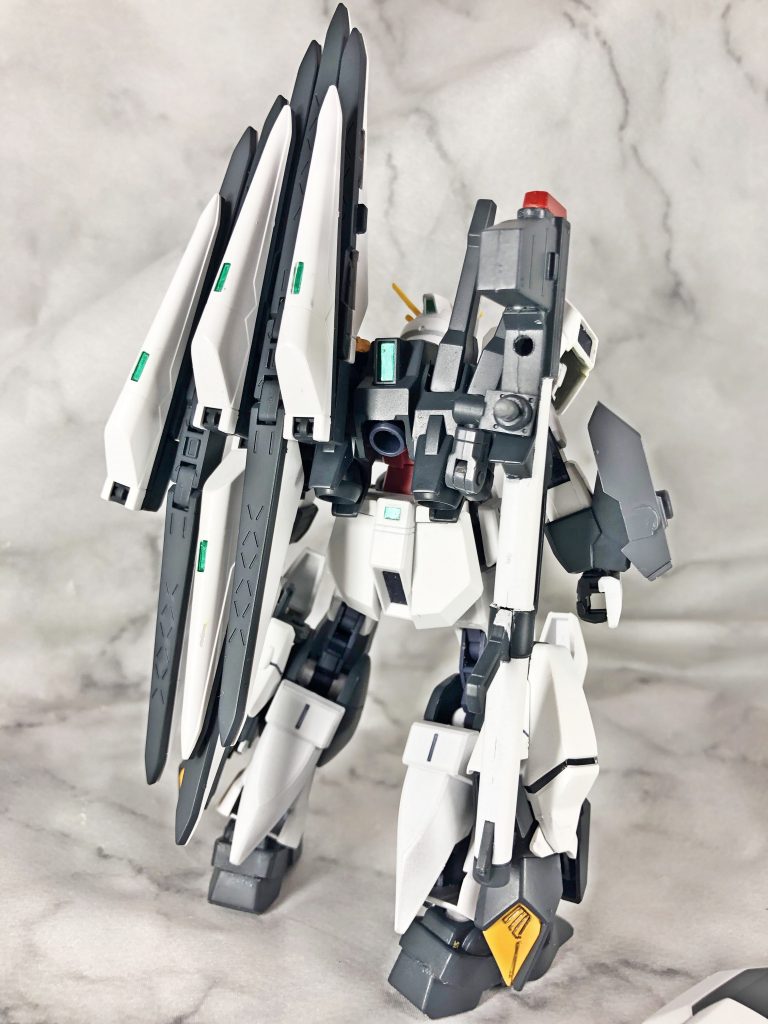 背面。トリスタンのバックパックと腰パーツを使用。バズーカはMk-Ⅱから拝借。ほんとは中央配置にしたかったけどコアガンダムのバーニアに干渉しそうなので側面に。