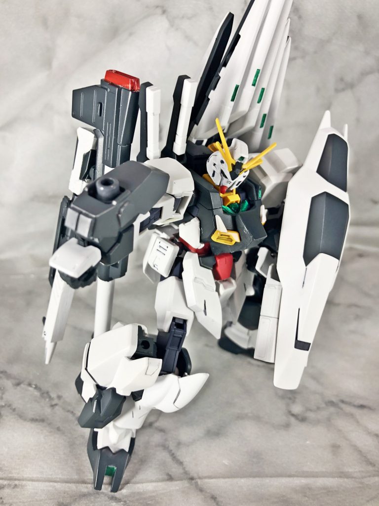 ランチャーはトリスタンの足の甲?の部分を流用しプラ板(っていうかランナータグ)切って作った発射口みたいなのを貼っただけ。ライフルはバズーカと一緒にバックパックに取り付け可能。
脚部バーニアはほぼハリボテで上から見ると中身が目立つのでちょっとでも隠すためにパーツをねじ込んでみた。…のだが、微妙になんか積めそうなスペースが出来てしまったのが新たな悩みの種になったり