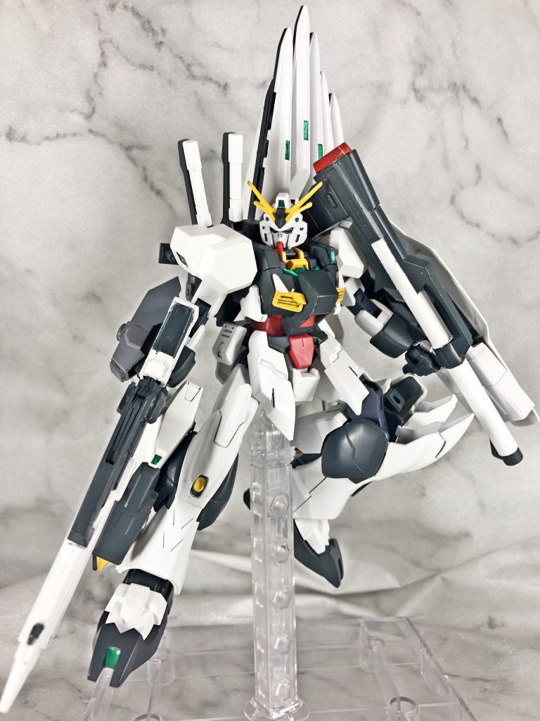 主な武装は…
・60mmバルカン砲 毎度おなじみのアレ
・ビームライフル νガンダム用のものよりぜ全長が長くなっており、射程が長い。
・ビームサーベル 一般的な性能のビームサーベル。 右肩に2基装備している。
 実はこの配置のせいでバズーカを右側で肩に担げないのは内緒だ! ・ハイパーバズーカ 従来機から流用したバズーカ砲。 威力こそベース機に劣るものの、散弾が使用可能。
・フィンファンネル 5基+オプションスロットに1基装備されたサイコミュ兵器。 小型化したぶん肉厚になっており、ファンネル側にも 小型のサイコフレームを搭載したことで感応性が増幅しており パイロットへの負担が軽減されている。 反面、1基あたりのコストは上昇している。
・腕部グレネードランチャー その名の通りの2連装グレネードランチャー。
・シールドミサイル シールド用のオプション装備。