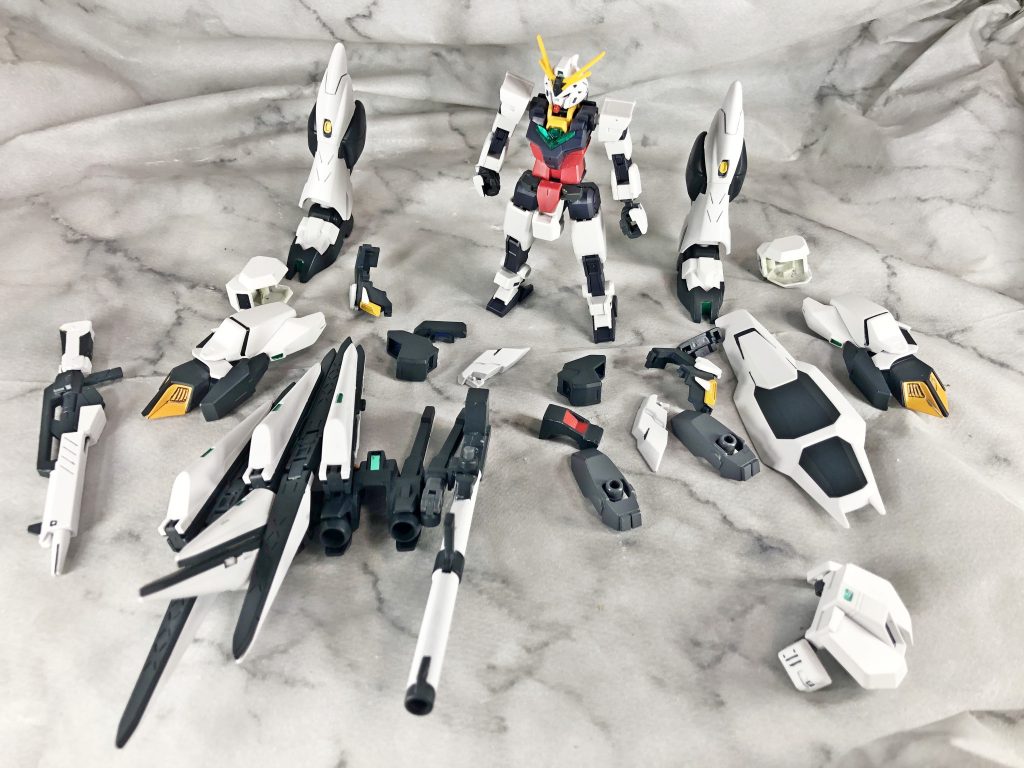 パーツ全部バラしてコアガンダムに戻せないこともないが…設定的には中のガンダムなどいない。