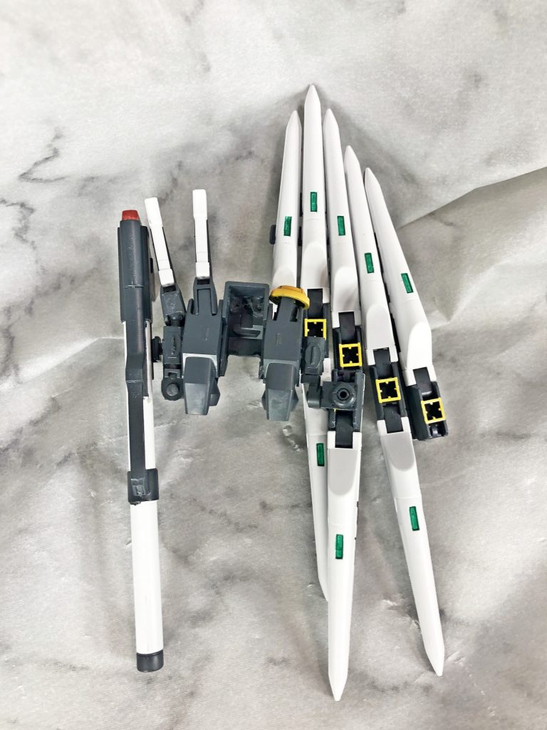 バックパック。中央くり抜いたらコアガンダムのバックパックのサイズにジャストフィット!
ただしコアガンダム側のビームサーベルが無くなったが…