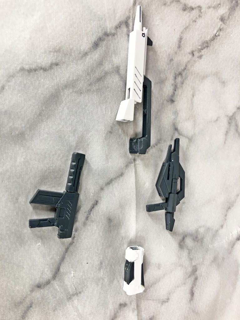 ライフルはトリスタンの付属品そのままでもよかったがせっかくだから余剰部品になるアレックス用ライフルを切ったり貼ったりして作成。一応分解可能。余った部分はサブマシンガン的なものに。