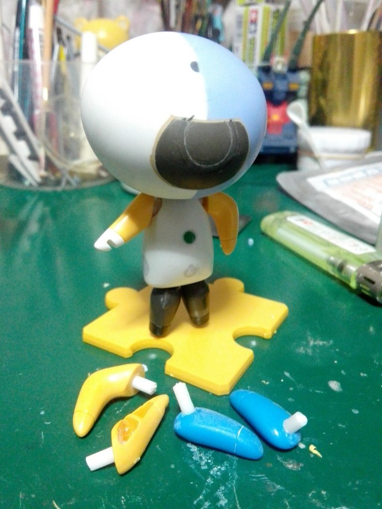 リクエスト(一年前)があったので製作中画像。
プチッガイの後頭部をふたつ張り合わせ、デティールを削り落とした物に瞳を彫り込み。
腕はトムニャン、武士ニャンのキットから