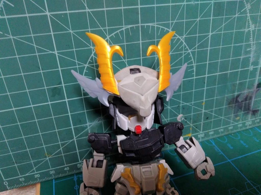 モーヴィの頭をモチーフにしたカブトはほぼパテで出来ています。