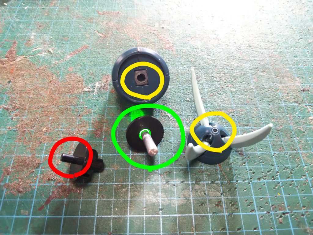 左手の発光ギミックは赤丸のピンを切って4ミリ位のピンバイスで開口し、ミライトの頭が入る様にして組むと緑の丸になり、その受けと、発光するように調整したのが黄色の丸だったかな?
結構前の事なのでうろ覚えですwスミマセン😅