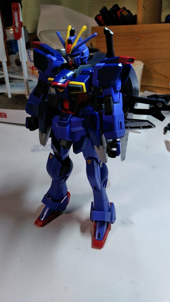 最初のテストショットは、実はエンジェルスで行っていました。当初は、ジロー機の最初のオプションの予定でしたが、大型剣を装備したMSと言えばやっぱり赤が似合うのは不思議なものです（笑）