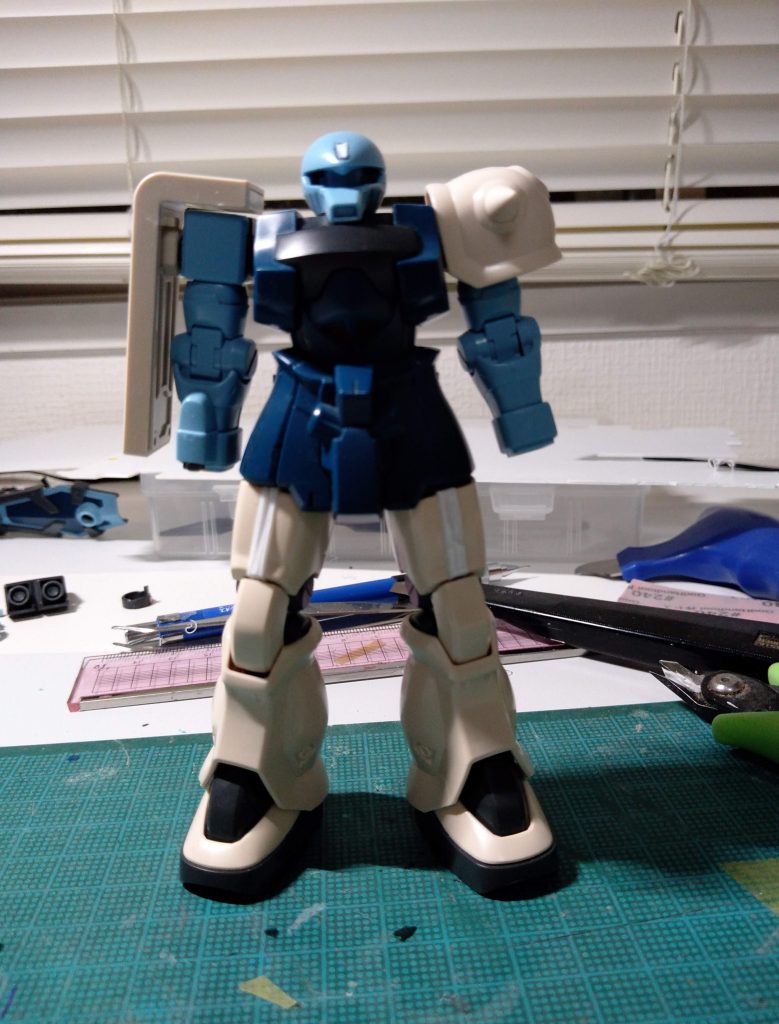 とはいえあまりにも軟弱なシルエットだったのでとりあえず脚の工作から入りました。
限界まで太くしようと思い、プラ板で約3mm幅増し。