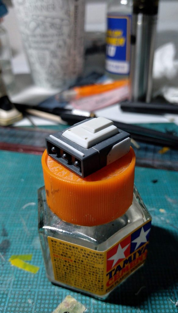 肩アーマー上のミサイルポッド。ただのハコだったのでいろいろ付けましたw
上に乗っけてるのはジャンクの寒GMサイドアーマーを加工したもの。
