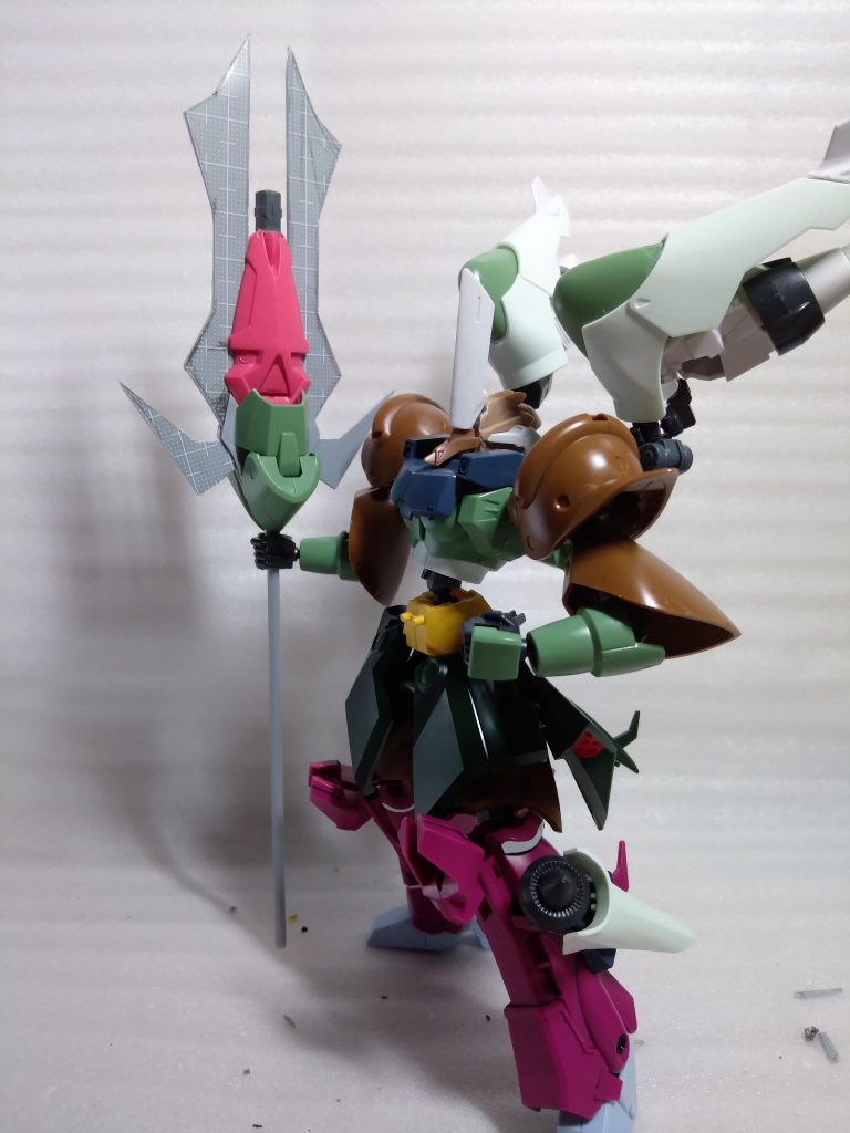 第２案
最終案とはほぼ同じです。
サイドアーマーのパーツは元々スネに付けるつもりでしたが、腰の物足りなさゆえに変更。さらにリアアーマーにはこの後ジンクスⅢのリアアーマーが付きます。
あとは胸のグレー部分を外し、クツを変更。