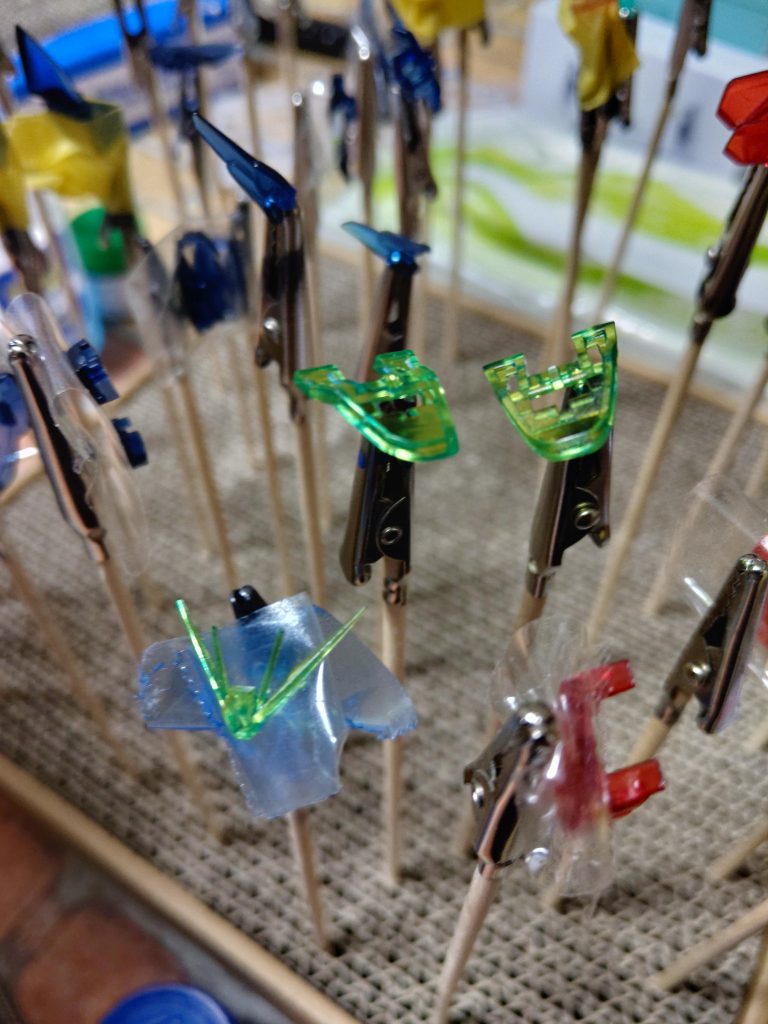 黄色クリアパーツはグリーンに色変え(正直これはやらないでもよかった)。他のクリアパーツは同じ色のクリア塗料を吹いて、裏からシルバーを吹きました。顔の白いパーツは裏からホワイトを吹き、最後に全体にクリアを吹いて完成