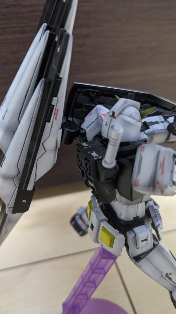 接続はファンネルポット？側に3mm穴開けて、適当な3mmジョイントパーツでサーベルラックに接続してます。
これで設定通りに右背部にサーベル、左にフィンファンネルと接続できてます。