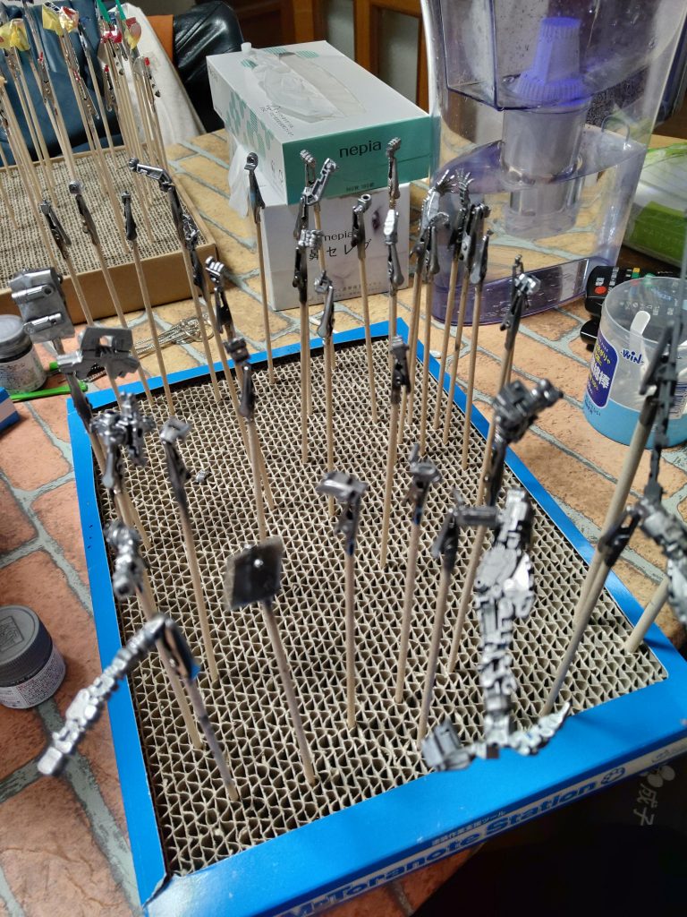 フレームはシルバー。武器類は焼鉄色をベースに塗装しました