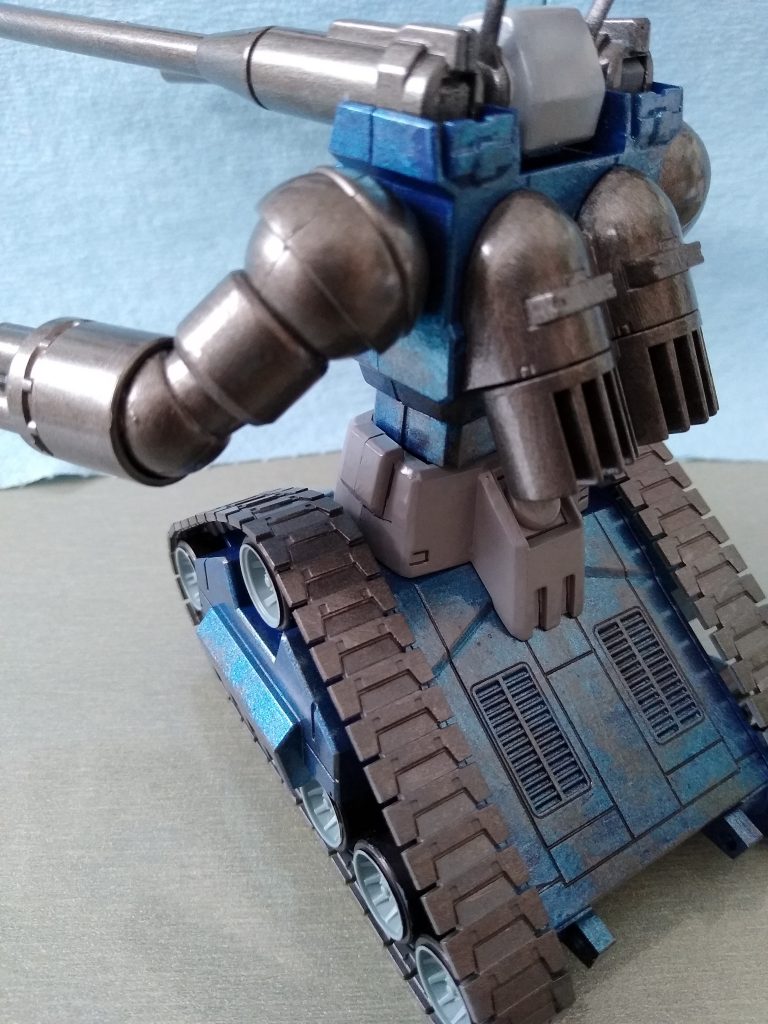 メインカラーはメタリック青でクールで渋いイメージで、これでガンタンクもイケメンに。