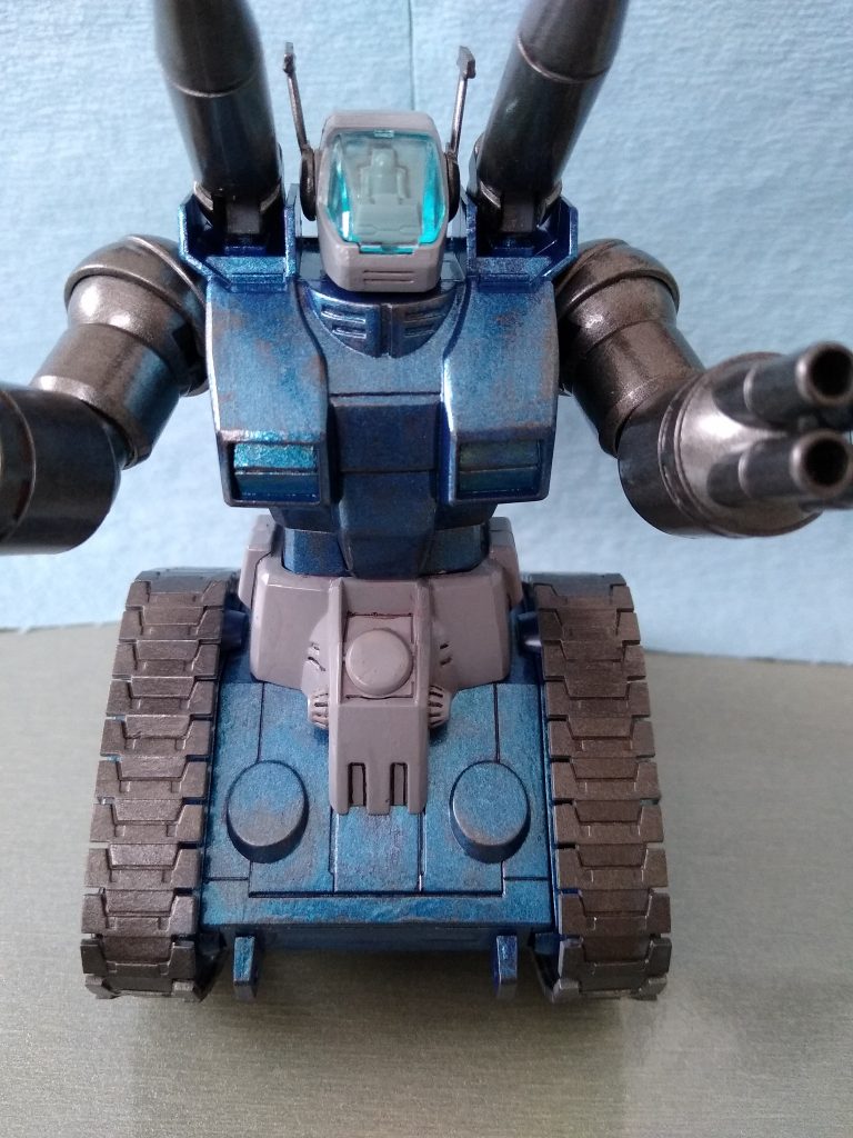 キャタピラ部は黒鉄色で塗装です。
筆塗りは上達しませんね。