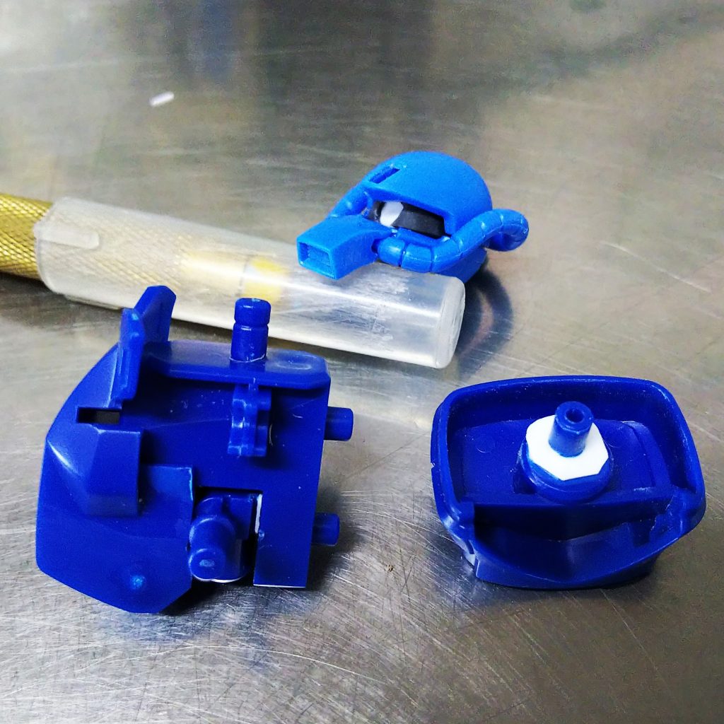 加工は股関節を前に0.3mm ウエストを胸で0.6mm 延長 モノアイをクリアーに置換