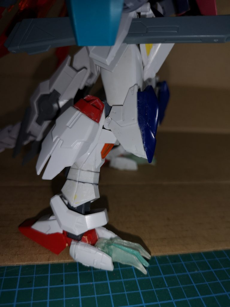 変形③
膝の二重関節上部を後方に膝のアーマーを前方に下部関節を下方に曲げる
足首を180度回転、爪を下ろす
(膝アーマーの回転軸の位置が中々決まらなかったな~(T-T)。
 ドラゴンモードで脛が短くスタイルが悪く感じたのでプラ板で延長)