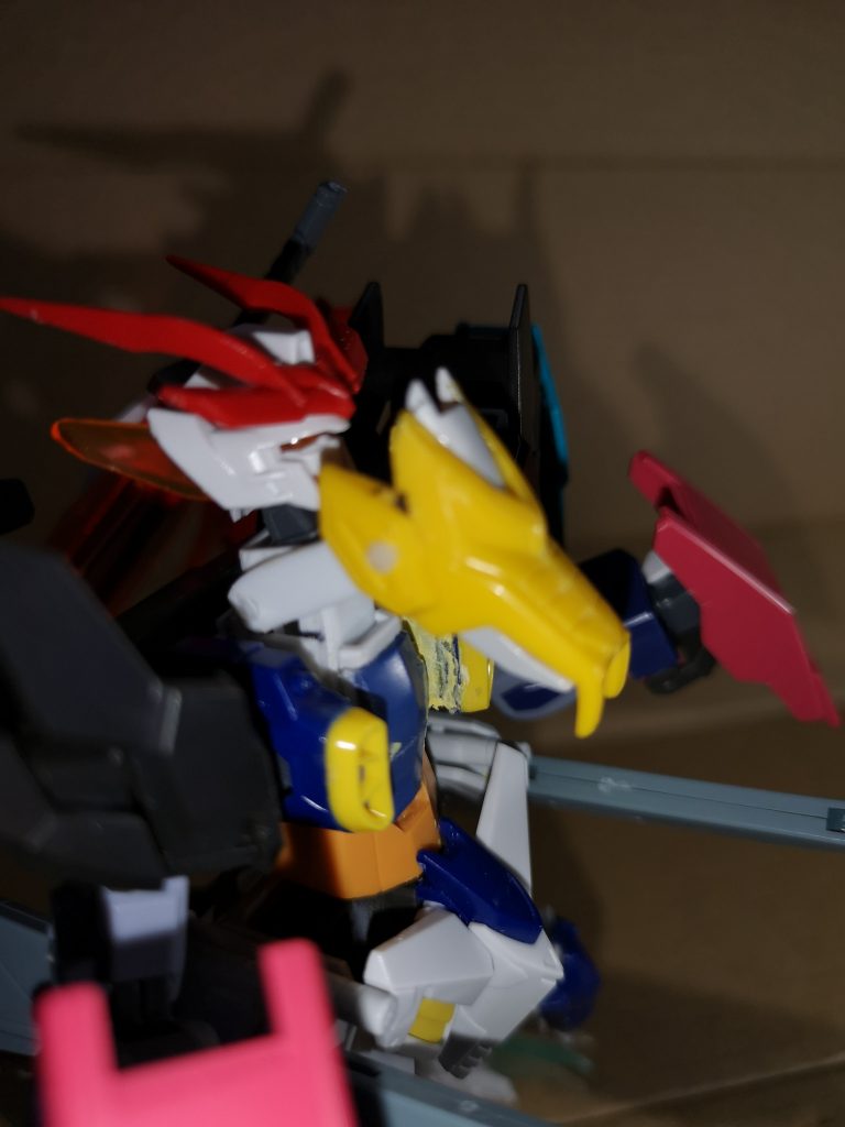 変形①
首を胸部ドラゴンの顔ごと引き上げドラゴンの首を出す
(この顔と首の変形は苦労しました(^0^)。)