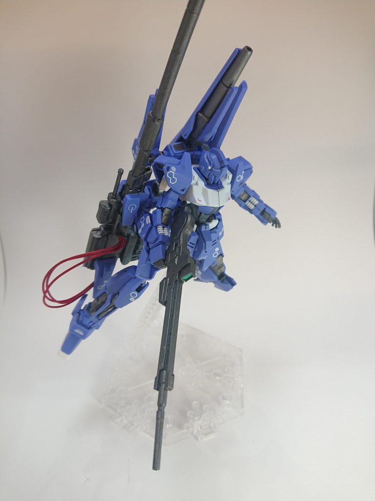 懸架できるようにしてみました。ただ背中が重すぎるので自立できません。