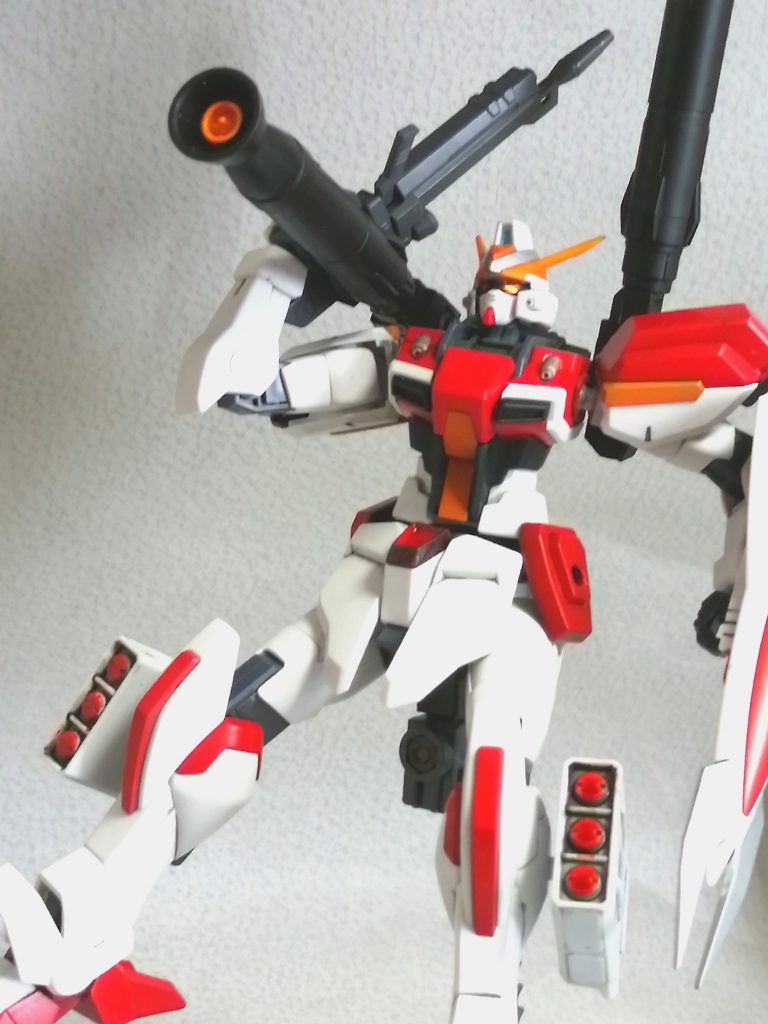 「羽系のバックパック」もいいんですが、僕は表情つけやすい「砲系のバックパック」好きですね。このように片方のみ使って精密射撃…ということもできるはず。シールド先端は軽くカットして鋭利にしました。キット段階ではいくらなんでも先端丸すぎるかな…。ちなみにこの状態だとシールド刃先以外に接近戦用の武器がありません。腰部サイドアーマーを換装してしまったので。