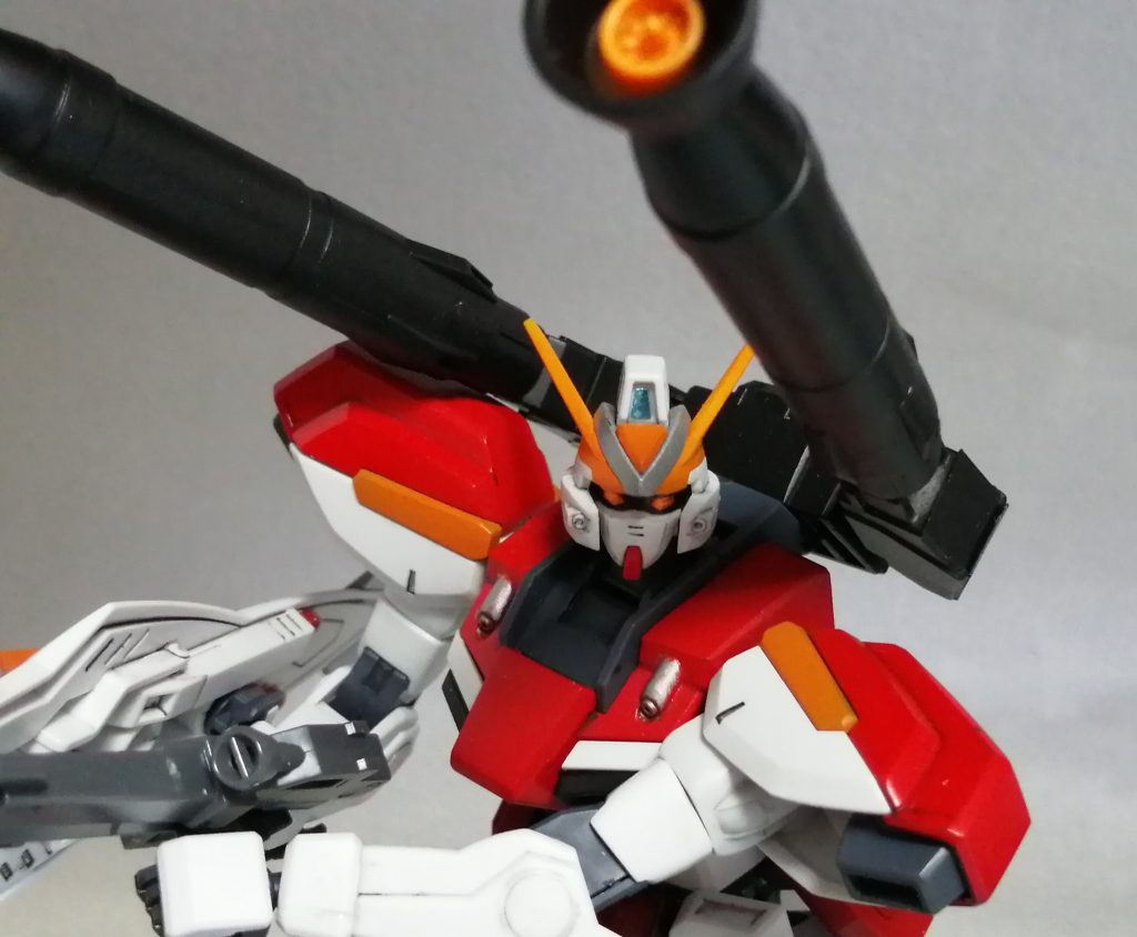 背中側から伸びる2本の火砲。利用しない局面では反転させて通常戦闘に干渉しない仕組み。イメージはカラミティの「2連装高エネルギー長射程ビーム砲」。収束しての長距離火力支援、エネルギーを拡散して面制圧、2通りの使い方ができる想定です。パワードアームズのミサイルとズゴックEのノズルを中心にジャンクを組み合わせて黒サフ吹いただけですが、火力支援機の雰囲気が出ました。