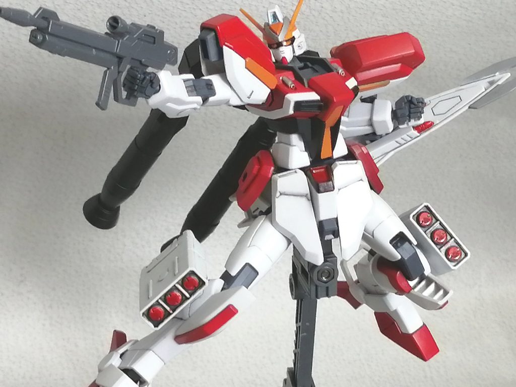 前述のとおり、本体側の改造はほぼナシ。・脚部ブースターの代わりにミサイルランチャーを設置・砲撃戦用ストライカー・腰部サイドアーマーを増設性の高いものへ変更(将来的にバスタータイプの砲撃戦仕様にすることも考慮して)・頭部アンテナを短縮(砲塔と干渉しないように)顔を弄って、レオパルドダビンチのものに換装。「俺もガンダム系に乗りたい」「キラにあやかりたい」みたいな要望を出した連邦側のパイロットがいた想定です。なのでライフルもストライクのものに替えました。「こっちの方が慣れてるし」と言い出すパイロットいそうだし。こういうストーリーが頭に浮かぶから量産機っていいですよね。