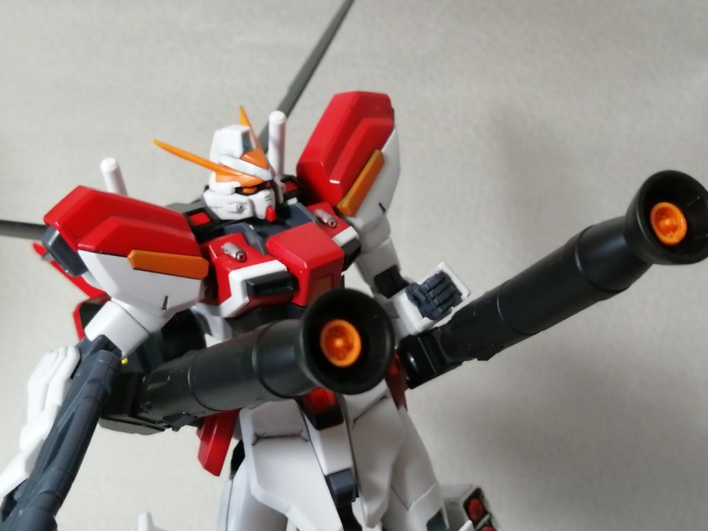 エールストライカーに換装した上で、火力支援ストライカーの火砲を腰部に設置したパターン。バスタータイプの火力支援機。機動力がアップした反面、エネルギー消費や重量バランスが悪化したため継戦性は悪化。