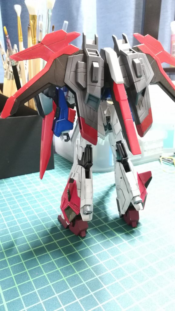 前後のショット。
塗装後はタミヤウェザリングマスターでエッジ部にシャドウを入れました。今作は前2作に比べて、モチベーションも上がってきて色々チャレンジでき作っててとても楽しかったです。やっぱり楽しんで作れるってのが一番大きい!製作後も完成品を様々な角度から観察し、反省点をノートに書きだすなんてこともやってみたり。