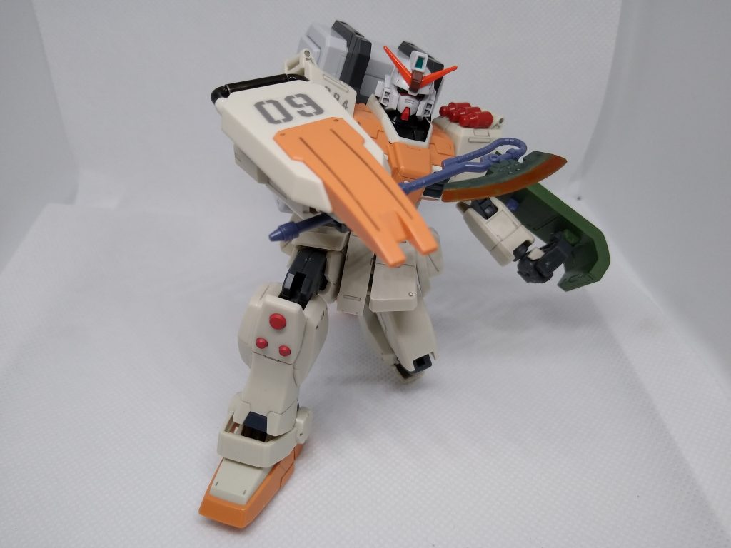 ザクの廃品を利用した機体という設定です。