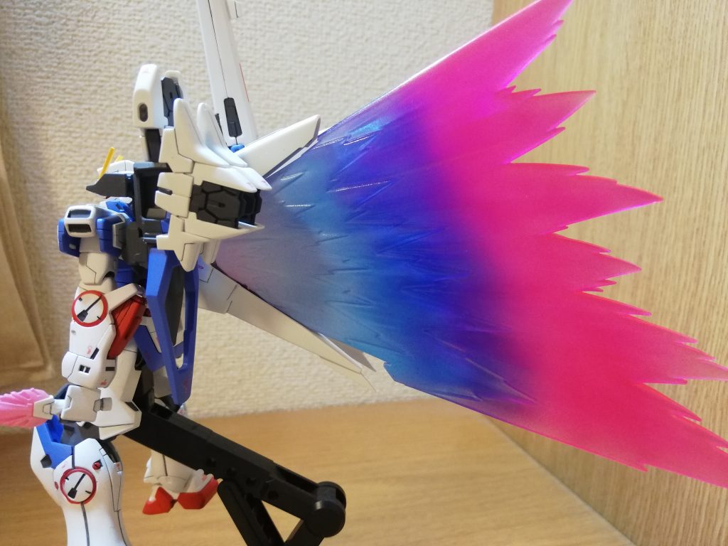 光の翼装着時
MG V2の余ってた光の翼を強引に改造
はまりますがすぐとれます
ボンドで接着してもいいかもです
ガイアの蛍光クリアーで塗ってますので
ブラックライトで光るかも
(試してません)