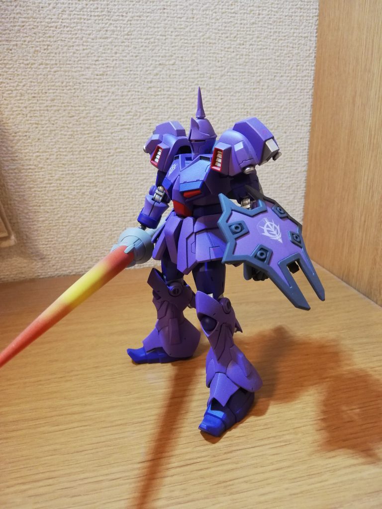 シールド
なんかのおまけでジオンのシールがあったので
右胸とシールドに張りました
RGのデカールみたいな感じですがやはりクリアーを吹いても若干段差が目立ちます