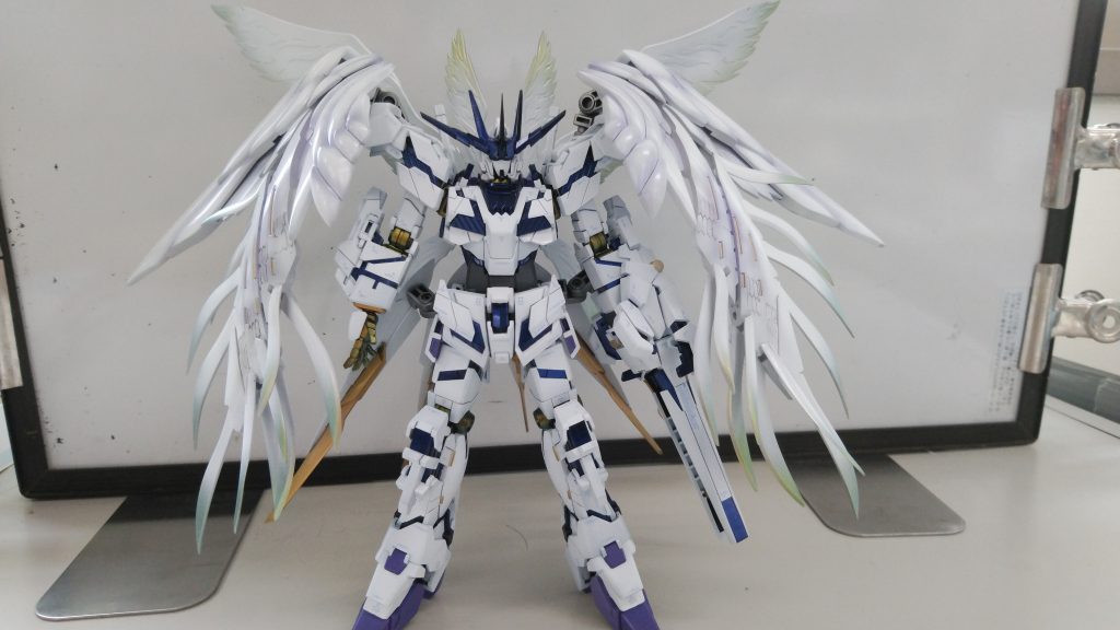 本体：アームドアーマーを左腕に集約接続部はパテで新造、頭部はバンシィの角を加工して本数を減らして、マスクのへの字を削り形状変更。形アーマーは、足の装甲を貼り付けて大型化足はべた足からヒール状に形状変更、干渉部分を切り飛ばして接着。
そのほかは、表面処理をしたのみで、キットのまま。