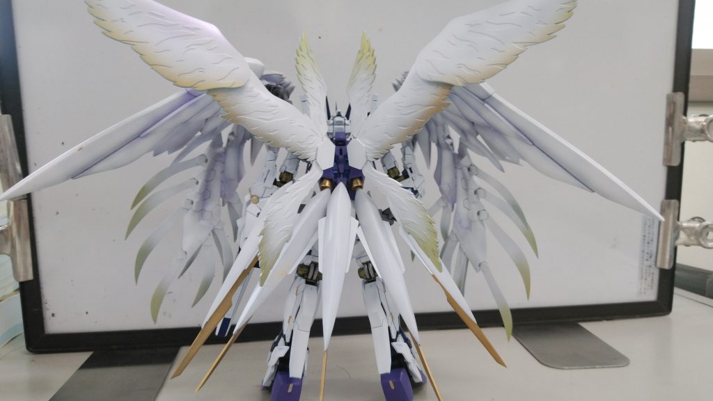 武装：ファンネルを腰部後方に5基追加、プラ板とパテで1個1個作りました。形状は羽根に合わせて曲面で作成、先端にソードを追加、ファンネルというよりソードビット、
そろそろ本気でレジン複製を考えました。
プラフスキーウイングの接続は、もともとの透明なポリキャップですが、ダボ、軸、ポリキャップを半分近く削り、羽同士が密着するように加工、見た目は良くなりますが、取れやすいです。