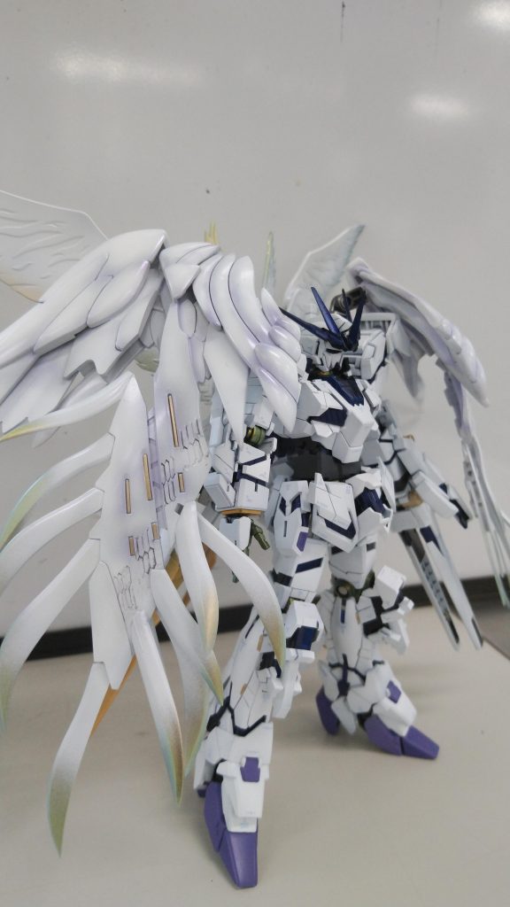 基本工作をしたのみで、ディテールアップはせず、スジ彫りを深くしたくらいです
塗装：いつもツヤ消しで仕上げますが、羽類はつやありで仕上げています。
本体サイコフレーム：黒下地にプリズムメタリックブルーバイオレット（艶あり)
羽：ガイアEXホワイトに自作したパープルとグラデーション塗装、小羽先端等にマジョーラカラーマゼンタをグラデーション、最後にパール塗料のアメジストパープルを上掛けしてクリアでコート
以上が主な作成状況ですが、みえない所も結構いじってます。若干表面処理が甘い箇所があります。因みにヴァイスはドイツ語で嵐を意味します。白い嵐といったところでしょうか
デカールは赤だと面白みに欠けたので、RBコーションデカールの青を使用、主張しすぎず、いい感じになりました。