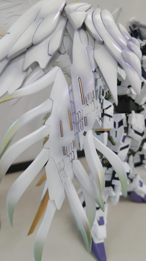 ウィング：RGウイングゼロの羽を組み合わせてプラ板で小羽を追加、スタービルドストライクのプラフスキーウイングを組み合わせて作成、接続はいろいろ検討した結果、ビルドカスタムパーツのジョイントで接続、ウイングゼロの羽の付け根をボールジョイントに交換したので、グリグリ動きます。