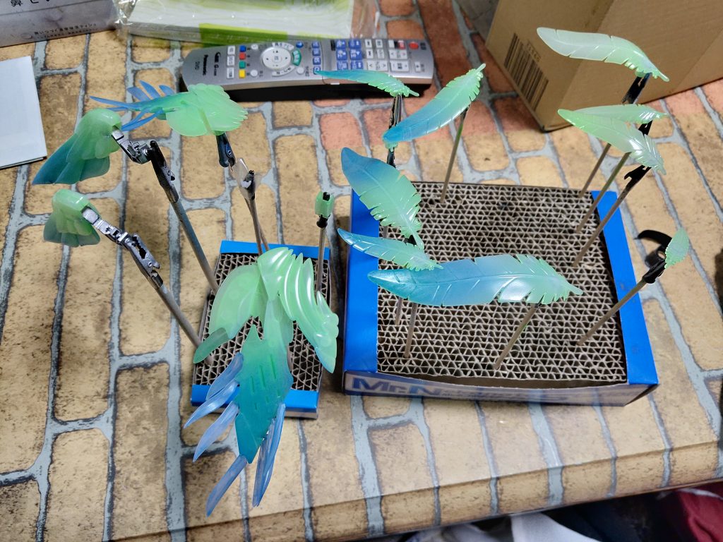 普通に組んで、クリアの裏から蛍光グリーンを吹き、表からクリアブルーでグラデーション塗装しただけです