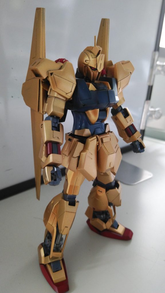 肩関節、首はボールジョイント 肘はマークツーを使用しました。
すねのムーバブルフレームはキット下面にデルタガンダムのフレームを接着してます。
あとはひたすら切り刻みバランス調整