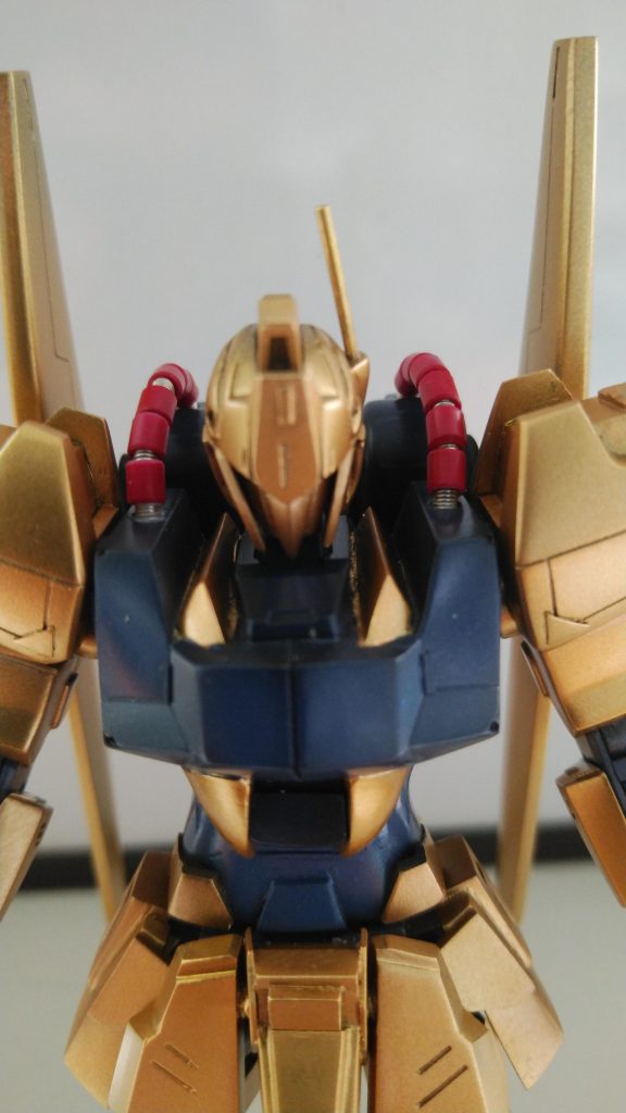 胸部はキットをベースに作成 胸部中央の金色部分とコックピットハッチはエポパテで新造、腹部はダブルオー、エイジの腹部をつなぎ合わせてエポパテで新造