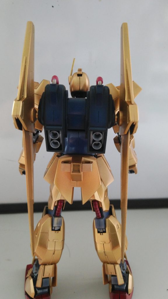 バックパック、バインダーは大型化しました。
バックパックから胸部上面に伸びるパイプはスプリングとプラパイプで新造、なぜかリバイブは胸部につながって無いんですよね