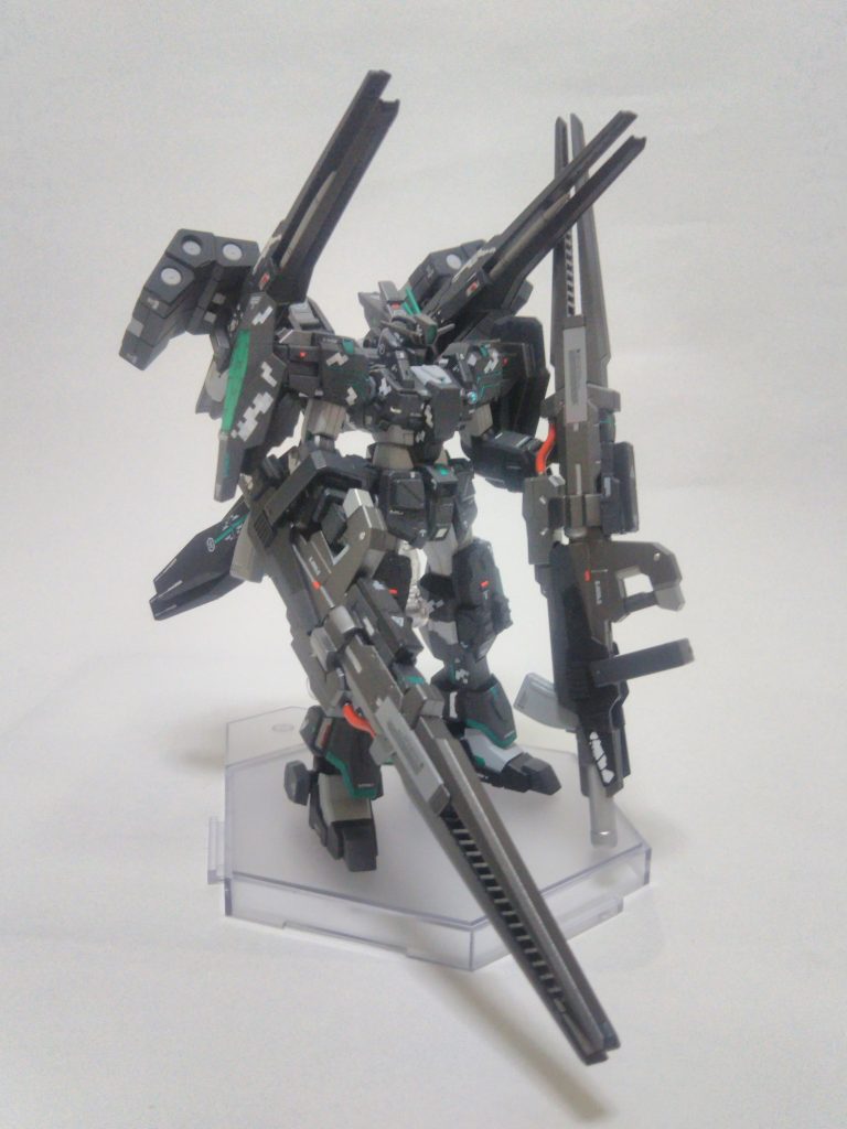 *GNミサイルポット×2*
1基に大型ミサイル3発格納
使用後はデッドウェイトになる為パージする。
*ランサーミサイル×2*
槍状の長大な遅延信管式ミサイル
*GNメガランチャー×2*
高出力高火力の為、連射ができずチャージに時間がかかる。