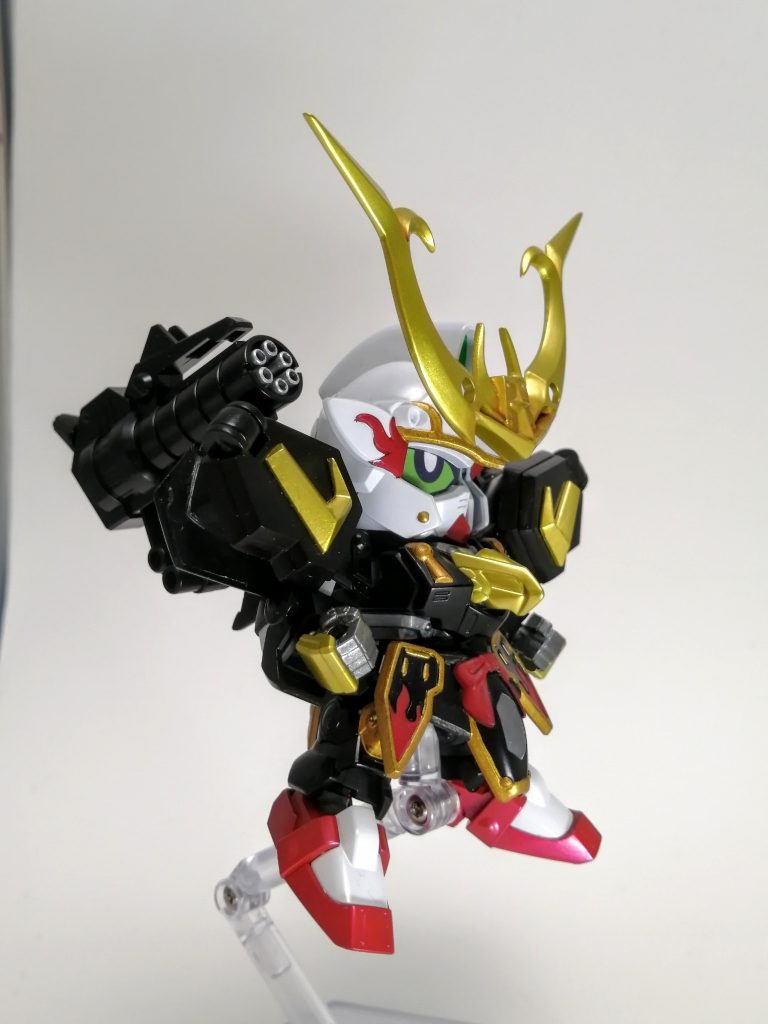 プラス背中にガトリング砲を背負ってます。