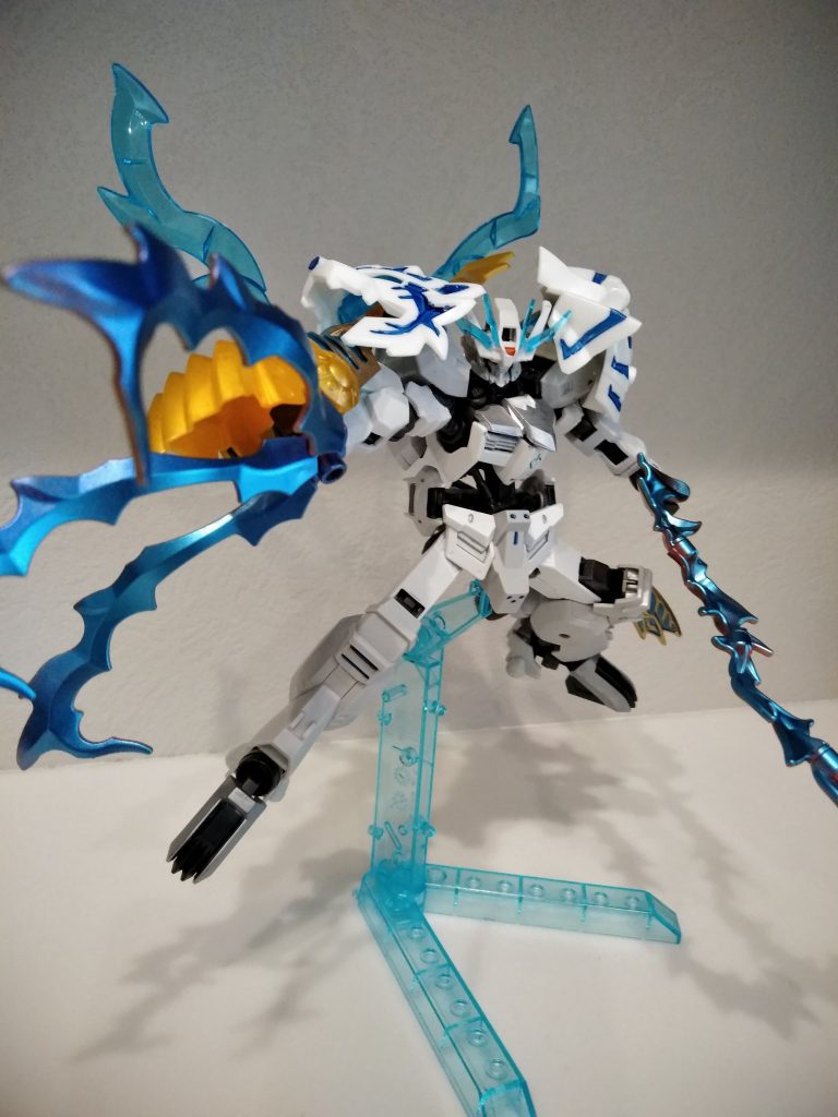 蒼炎剣
自在に形を変化させるエネルギー体の剣
ウィップよりも長い。