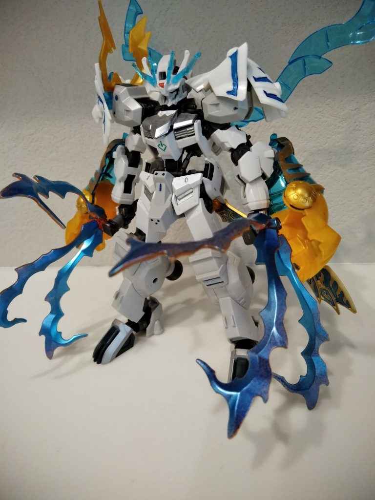 魂(スピリット)クロー
肩部アーマーを腕に装備し
エネルギーを放出し爪を形成し
相手を切り裂き、焼き尽くす。