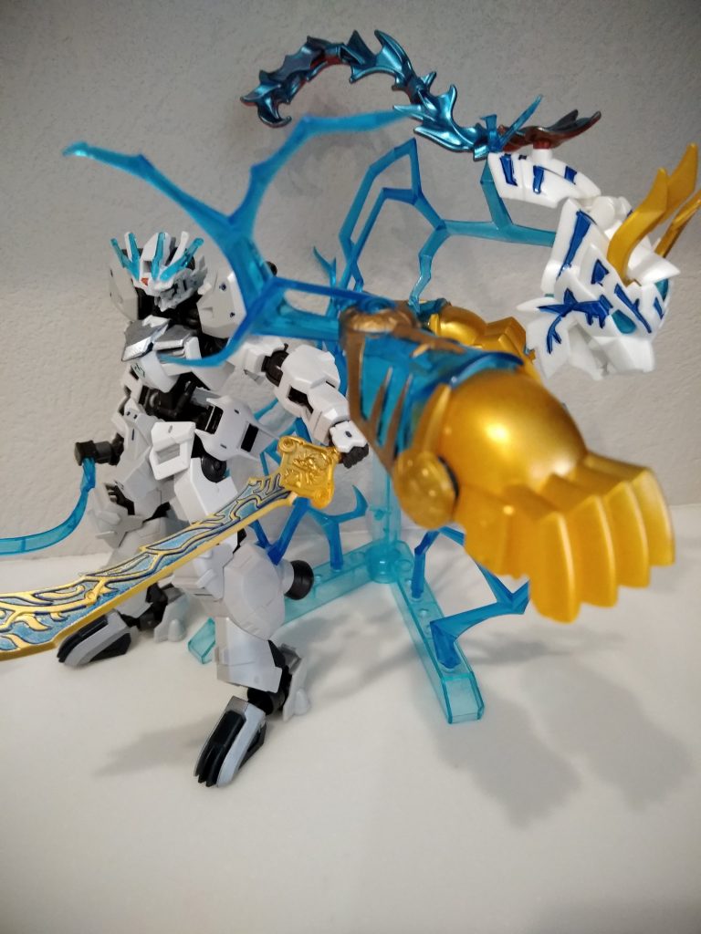 魂牙(スピリットファング)
肩部鎧を分離
虎のような形を形成し
アンテナとリンクし遠隔攻撃が可能!