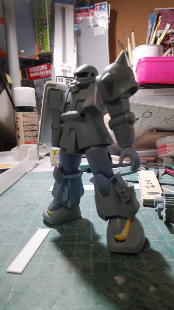 胴体を左右斜めにカットしていかり肩に出来るようにして、シールドは厚くしました。
明日は分割して接着を向上させてます。
加工のノウハウはプロモデラーの作例を参考にしてます。